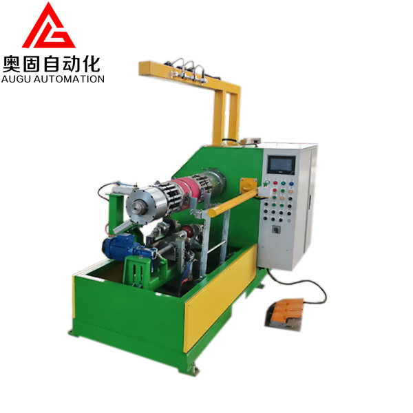 Macchina per la costruzione di pneumatici per triciclo